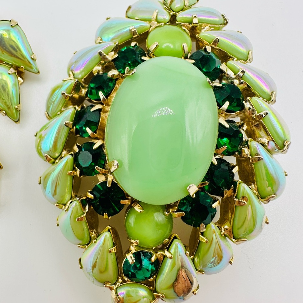 Elegant Vintage Juliana D&E Green and Gold Brooch and Earring Set - Picture 2 of 8